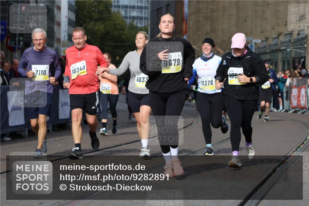 05.10.2025 - 20. swb-Marathon Bremen Strokosch-Dieckow http://msf.ph/oto/9282891 05.10.2025 11:16:10 Ziel 7109, 7110, 9640, 9679, 10220, 10339, 10340, 10564, 10635, 11247, 11331, 11378 meine-sportfotos.de