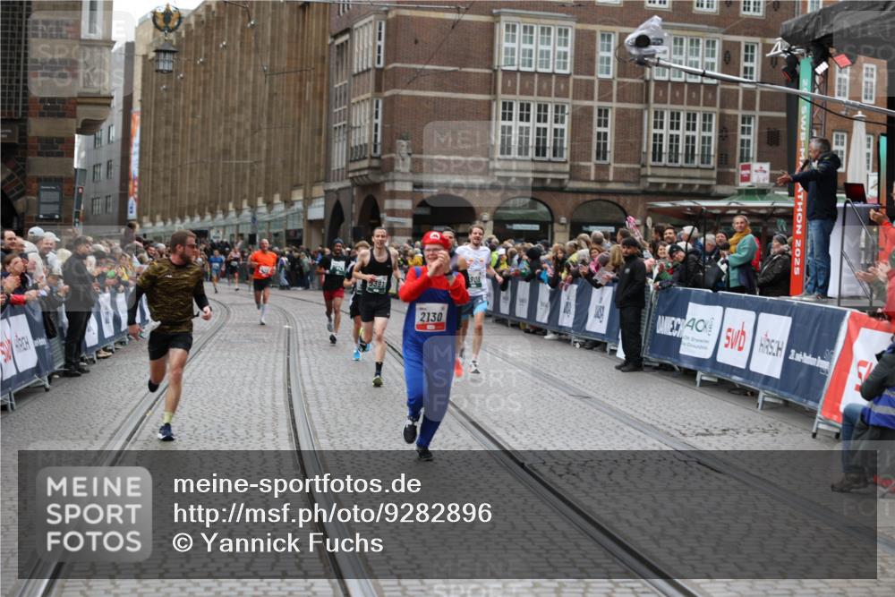 05.10.2025 - 20. swb-Marathon Bremen Yannick Fuchs http://msf.ph/oto/9282896 05.10.2025 12:59:18 Ziel 2130, 2385, 4158, 4664, 8053 meine-sportfotos.de