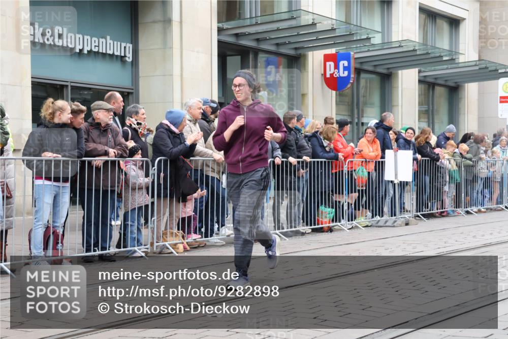 05.10.2025 - 20. swb-Marathon Bremen Strokosch-Dieckow http://msf.ph/oto/9282898 05.10.2025 11:22:56 Ziel 9808, 9840, 10724, 10731, 9808, 9840, 10724, 10731 meine-sportfotos.de