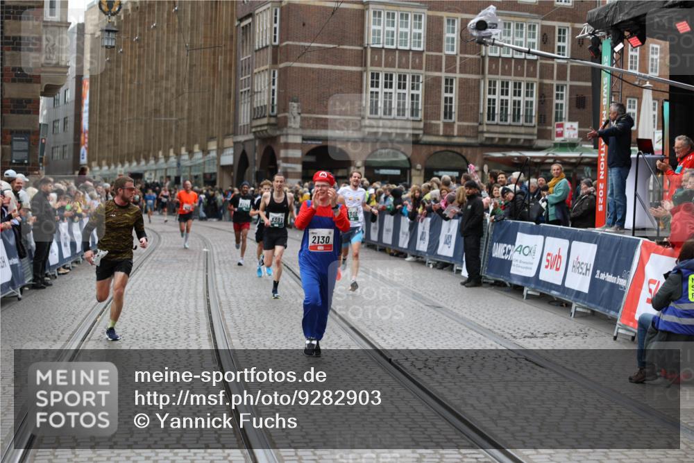 05.10.2025 - 20. swb-Marathon Bremen Yannick Fuchs http://msf.ph/oto/9282903 05.10.2025 12:59:18 Ziel 2130, 2385, 4158, 4664, 8053 meine-sportfotos.de
