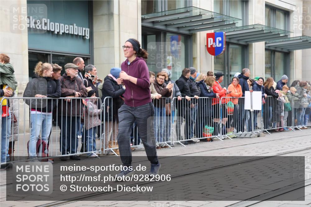 05.10.2025 - 20. swb-Marathon Bremen Strokosch-Dieckow http://msf.ph/oto/9282906 05.10.2025 11:22:56 Ziel 9808, 9840, 10724, 10731, 9808, 9840, 10724, 10731 meine-sportfotos.de