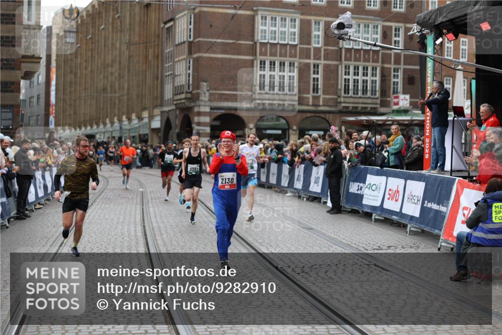 05.10.2025 - 20. swb-Marathon Bremen Yannick Fuchs http://msf.ph/oto/9282910 05.10.2025 12:59:18 Ziel 2130, 2385, 4158, 4664, 8053 meine-sportfotos.de