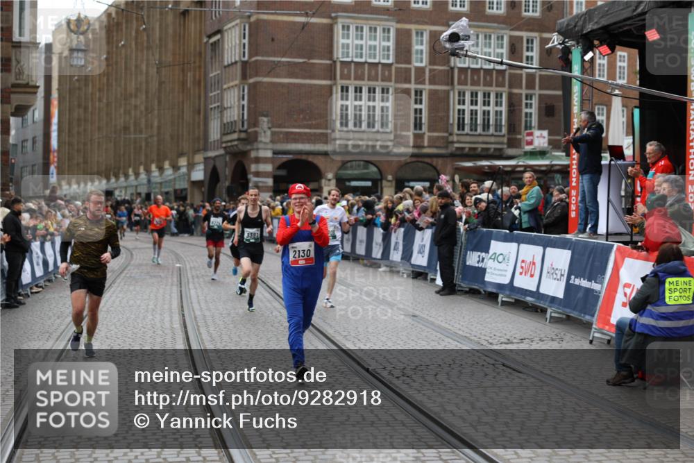 05.10.2025 - 20. swb-Marathon Bremen Yannick Fuchs http://msf.ph/oto/9282918 05.10.2025 12:59:18 Ziel 2130, 2385, 4158, 4664, 8053 meine-sportfotos.de