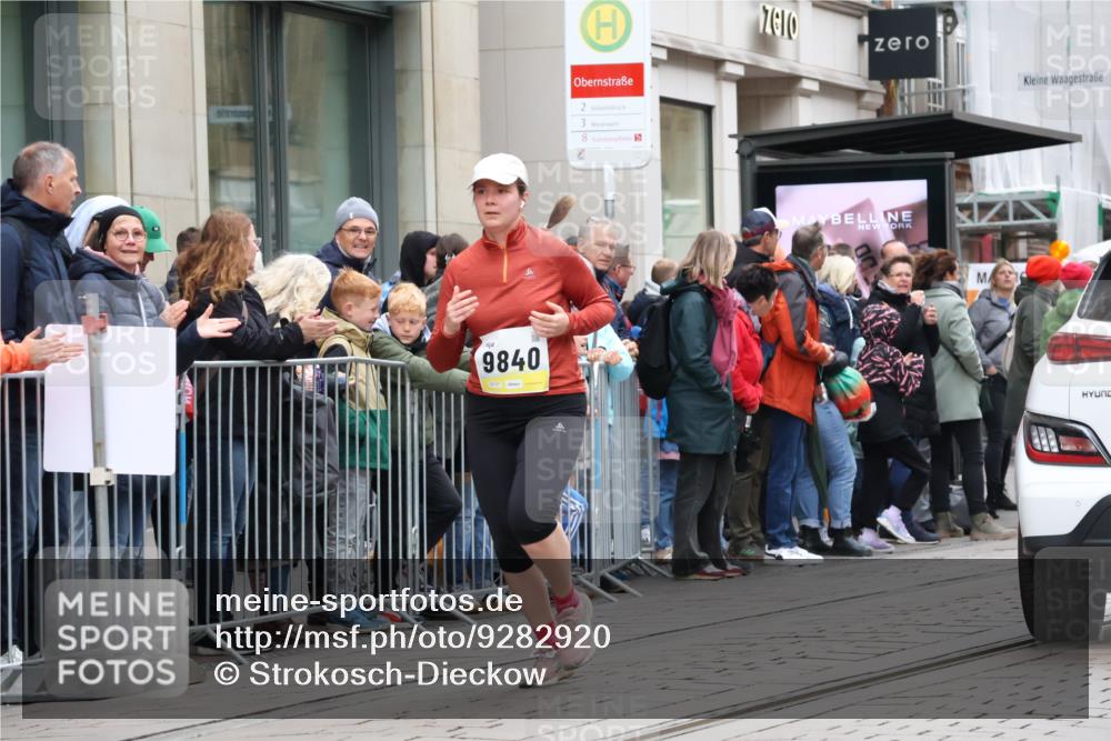 05.10.2025 - 20. swb-Marathon Bremen Strokosch-Dieckow http://msf.ph/oto/9282920 05.10.2025 11:23:06 Ziel 9840, 10724, 10731, 9840, 10724, 10731 meine-sportfotos.de