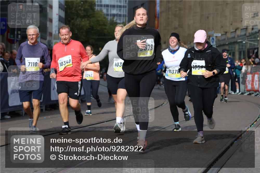 05.10.2025 - 20. swb-Marathon Bremen Strokosch-Dieckow http://msf.ph/oto/9282922 05.10.2025 11:16:10 Ziel 7109, 7110, 9640, 9679, 10220, 10339, 10340, 10564, 10635, 11247, 11331, 11378 meine-sportfotos.de