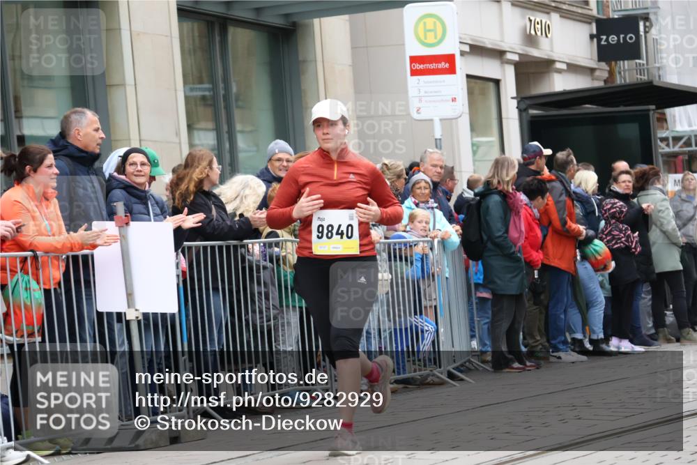 05.10.2025 - 20. swb-Marathon Bremen Strokosch-Dieckow http://msf.ph/oto/9282929 05.10.2025 11:23:06 Ziel 9840, 10724, 10731, 9840, 10724, 10731 meine-sportfotos.de