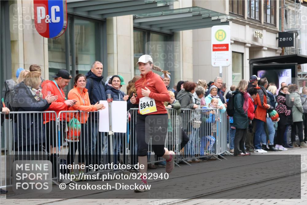 05.10.2025 - 20. swb-Marathon Bremen Strokosch-Dieckow http://msf.ph/oto/9282940 05.10.2025 11:23:06 Ziel 9840, 10724, 10731, 9840, 10724, 10731 meine-sportfotos.de