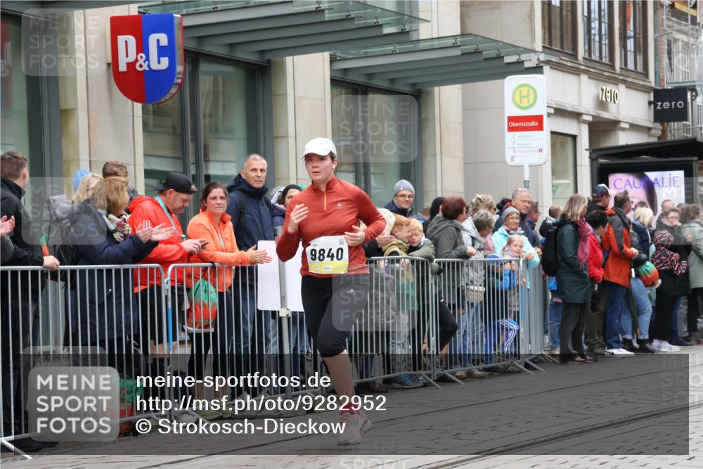 05.10.2025 - 20. swb-Marathon Bremen Strokosch-Dieckow http://msf.ph/oto/9282952 05.10.2025 11:23:06 Ziel 9840, 10724, 10731, 9840, 10724, 10731 meine-sportfotos.de