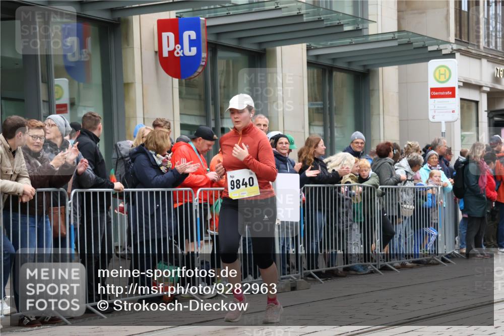 05.10.2025 - 20. swb-Marathon Bremen Strokosch-Dieckow http://msf.ph/oto/9282963 05.10.2025 11:23:07 Ziel 9840, 10724, 10731, 9840, 10724, 10731 meine-sportfotos.de