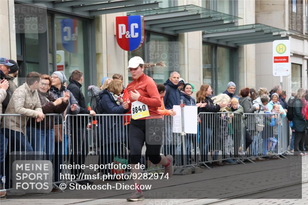 05.10.2025 - 20. swb-Marathon Bremen Strokosch-Dieckow http://msf.ph/oto/9282974 05.10.2025 11:23:07 Ziel 9840, 10724, 10731, 9840, 10724, 10731 meine-sportfotos.de