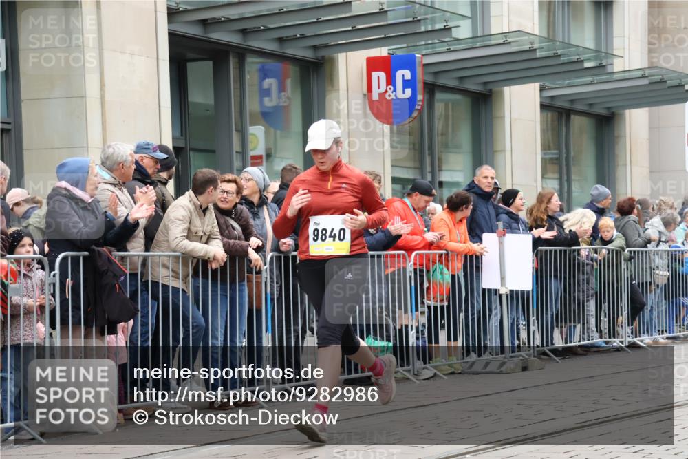 05.10.2025 - 20. swb-Marathon Bremen Strokosch-Dieckow http://msf.ph/oto/9282986 05.10.2025 11:23:07 Ziel 9840, 10724, 10731, 9840, 10724, 10731 meine-sportfotos.de