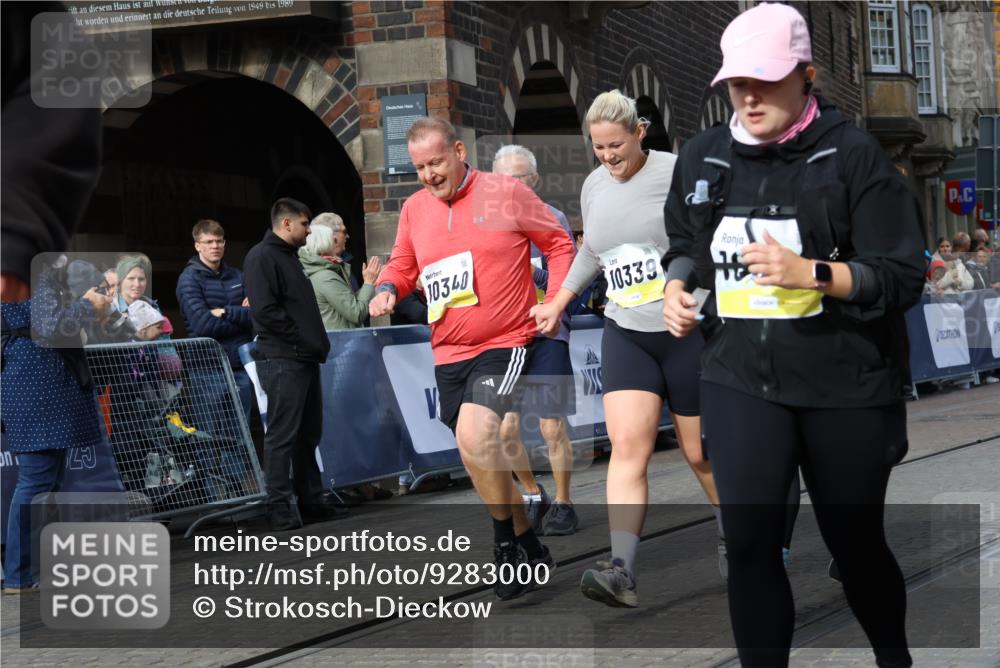 05.10.2025 - 20. swb-Marathon Bremen Strokosch-Dieckow http://msf.ph/oto/9283000 05.10.2025 11:16:14 Ziel 7110, 9679, 10339, 10340, 10564, 11247, 11378 meine-sportfotos.de