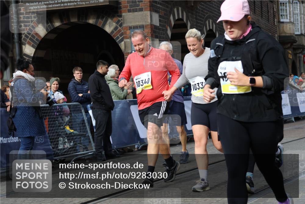 05.10.2025 - 20. swb-Marathon Bremen Strokosch-Dieckow http://msf.ph/oto/9283030 05.10.2025 11:16:15 Ziel 7110, 9679, 10339, 10340, 10564, 11029, 11247, 11378 meine-sportfotos.de