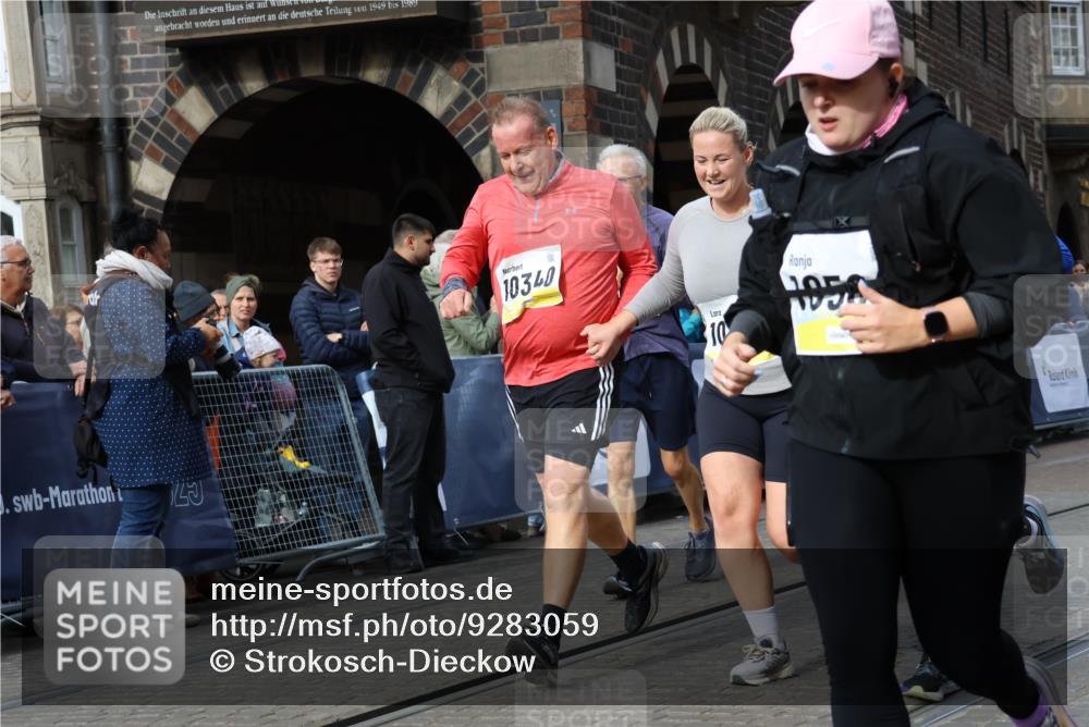 05.10.2025 - 20. swb-Marathon Bremen Strokosch-Dieckow http://msf.ph/oto/9283059 05.10.2025 11:16:15 Ziel 7110, 9679, 10339, 10340, 10564, 11029, 11247, 11378 meine-sportfotos.de
