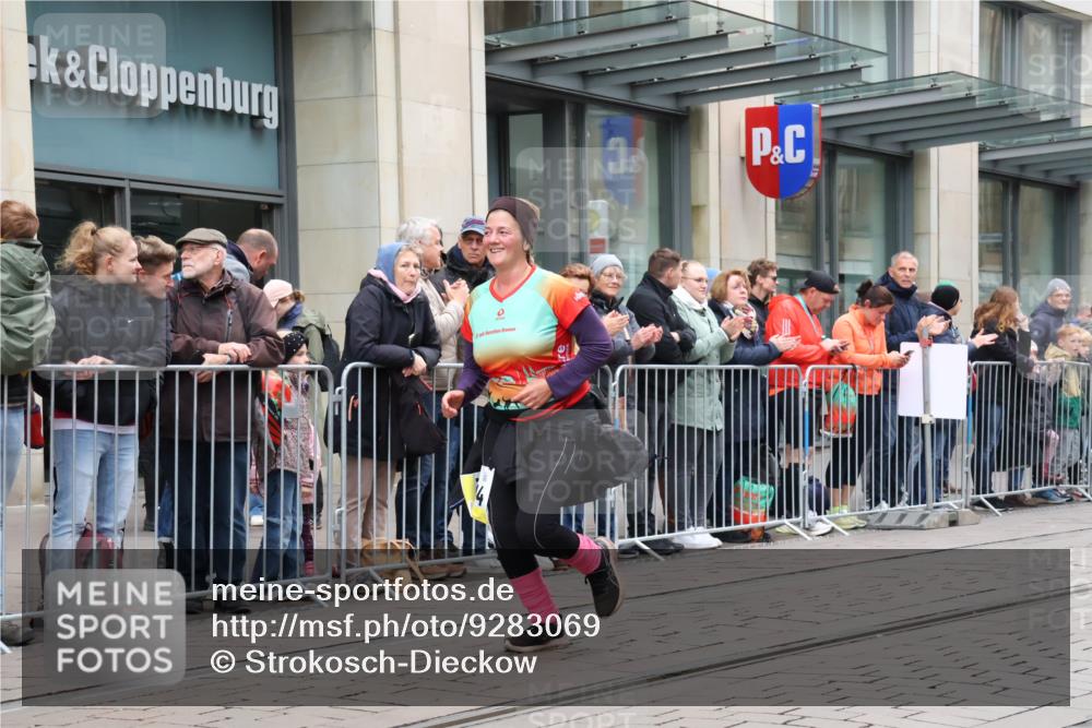 05.10.2025 - 20. swb-Marathon Bremen Strokosch-Dieckow http://msf.ph/oto/9283069 05.10.2025 11:23:29 Ziel 10774, 10774 meine-sportfotos.de