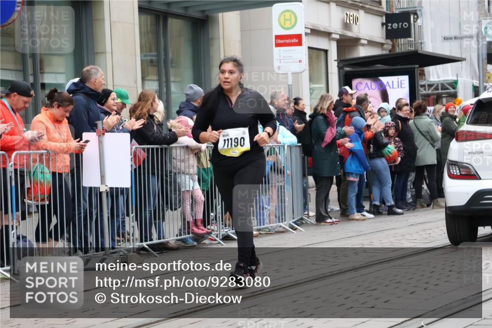 05.10.2025 - 20. swb-Marathon Bremen Strokosch-Dieckow http://msf.ph/oto/9283080 05.10.2025 11:23:46 Ziel 9733, 10774, 9733, 10774 meine-sportfotos.de
