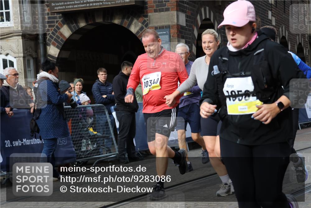 05.10.2025 - 20. swb-Marathon Bremen Strokosch-Dieckow http://msf.ph/oto/9283086 05.10.2025 11:16:15 Ziel 7110, 9679, 10339, 10340, 10564, 11029, 11247, 11378 meine-sportfotos.de