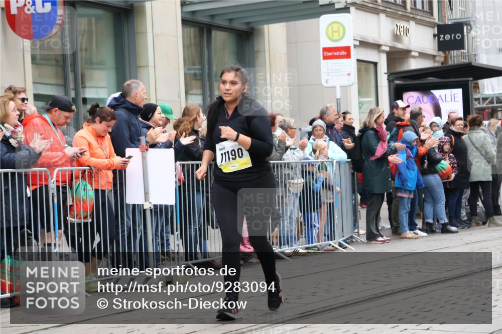05.10.2025 - 20. swb-Marathon Bremen Strokosch-Dieckow http://msf.ph/oto/9283094 05.10.2025 11:23:46 Ziel 9733, 10774, 9733, 10774 meine-sportfotos.de