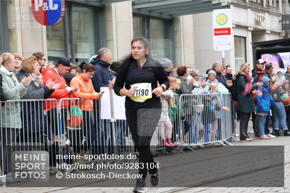 05.10.2025 - 20. swb-Marathon Bremen Strokosch-Dieckow http://msf.ph/oto/9283104 05.10.2025 11:23:46 Ziel 9733, 10774, 9733, 10774 meine-sportfotos.de