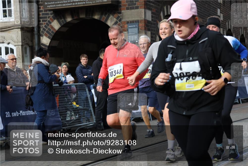05.10.2025 - 20. swb-Marathon Bremen Strokosch-Dieckow http://msf.ph/oto/9283108 05.10.2025 11:16:15 Ziel 7110, 9679, 10339, 10340, 10564, 11029, 11247, 11378 meine-sportfotos.de