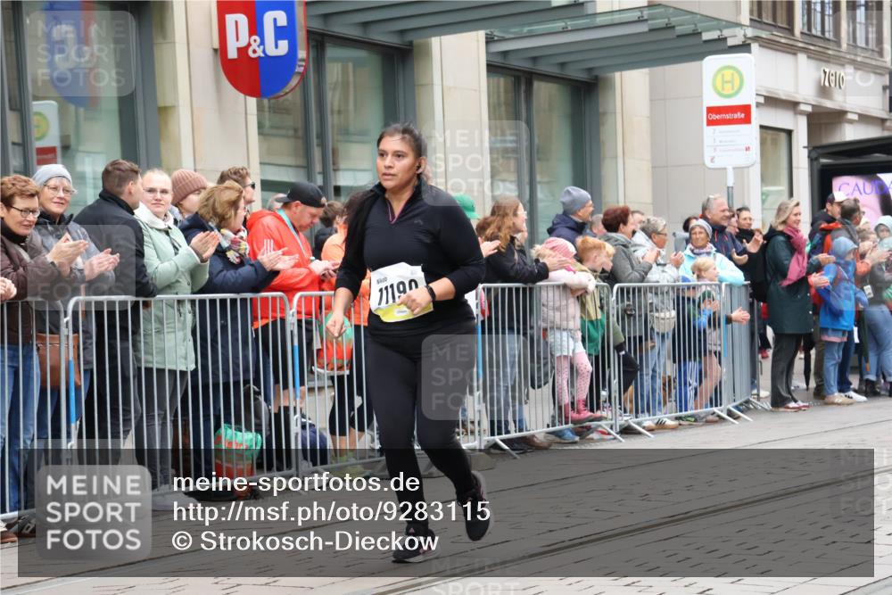 05.10.2025 - 20. swb-Marathon Bremen Strokosch-Dieckow http://msf.ph/oto/9283115 05.10.2025 11:23:47 Ziel 9733, 10774, 9733, 10774 meine-sportfotos.de