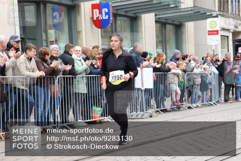 05.10.2025 - 20. swb-Marathon Bremen Strokosch-Dieckow http://msf.ph/oto/9283130 05.10.2025 11:23:47 Ziel 9733, 10774, 9733, 10774 meine-sportfotos.de