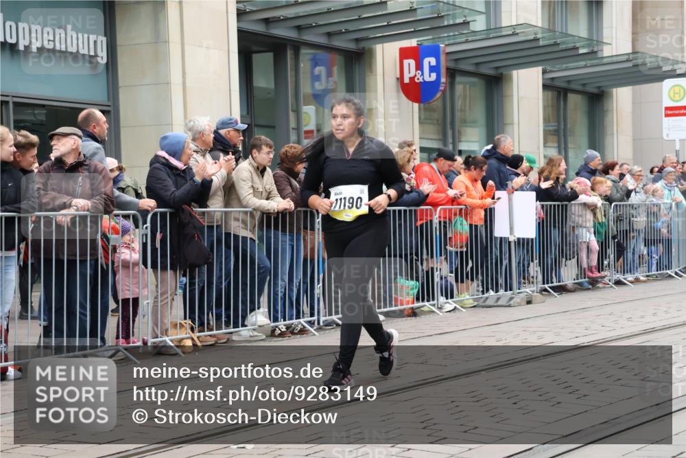 05.10.2025 - 20. swb-Marathon Bremen Strokosch-Dieckow http://msf.ph/oto/9283149 05.10.2025 11:23:48 Ziel 9733, 10774, 11190, 9733, 10774, 11190 meine-sportfotos.de