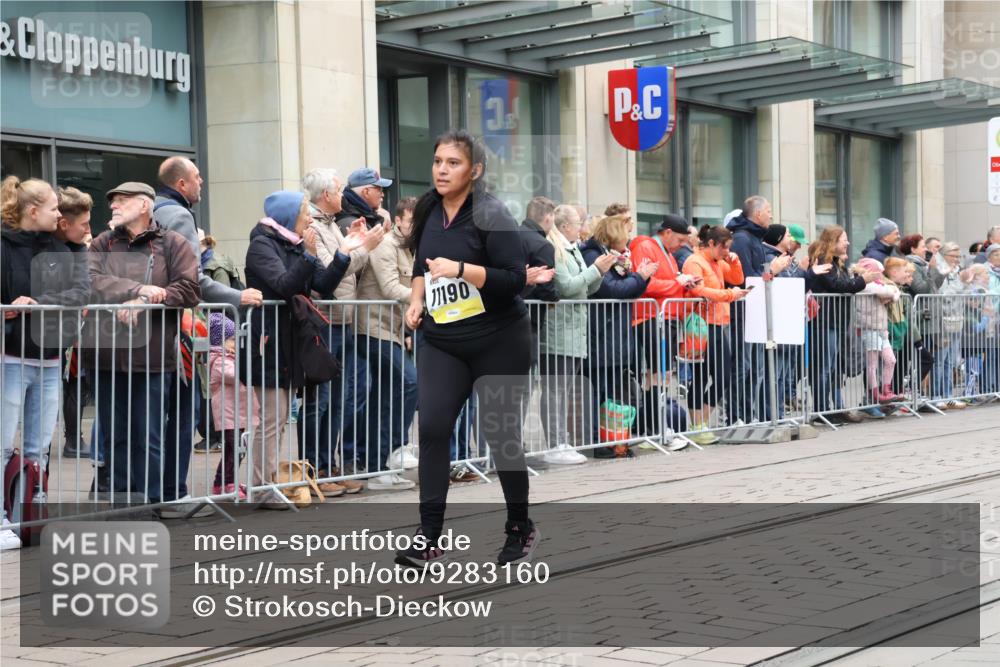 05.10.2025 - 20. swb-Marathon Bremen Strokosch-Dieckow http://msf.ph/oto/9283160 05.10.2025 11:23:48 Ziel 9733, 10774, 11190, 9733, 10774, 11190 meine-sportfotos.de