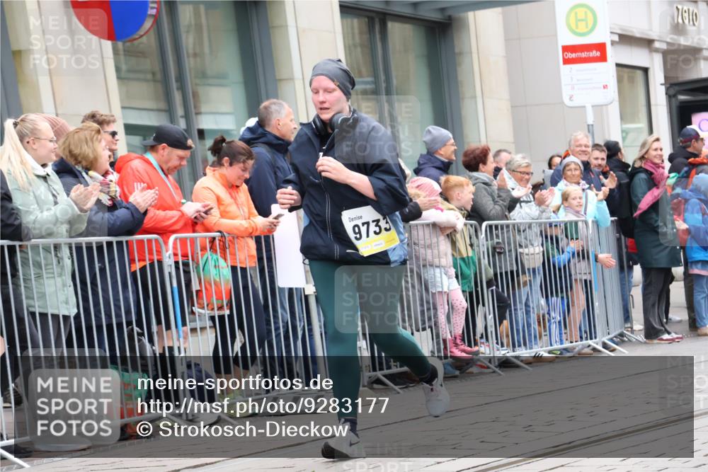 05.10.2025 - 20. swb-Marathon Bremen Strokosch-Dieckow http://msf.ph/oto/9283177 05.10.2025 11:23:51 Ziel 9733, 10774, 11190, 9733, 10774, 11190 meine-sportfotos.de