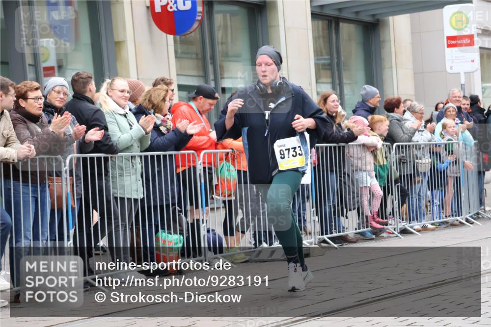 05.10.2025 - 20. swb-Marathon Bremen Strokosch-Dieckow http://msf.ph/oto/9283191 05.10.2025 11:23:51 Ziel 9733, 10774, 11190, 9733, 10774, 11190 meine-sportfotos.de