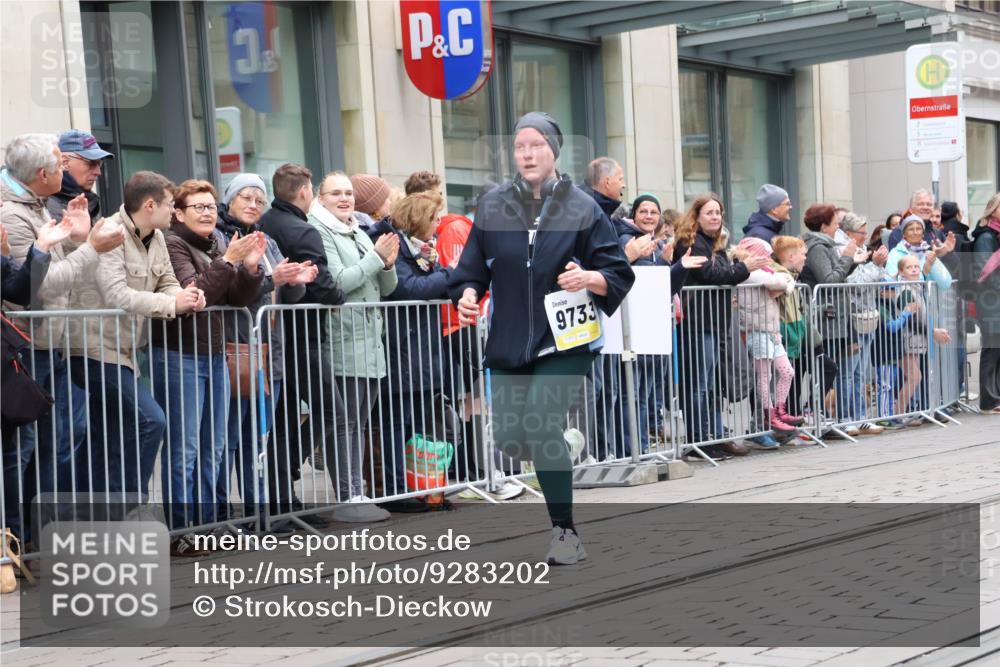 05.10.2025 - 20. swb-Marathon Bremen Strokosch-Dieckow http://msf.ph/oto/9283202 05.10.2025 11:23:51 Ziel 9733, 10774, 11190, 9733, 10774, 11190 meine-sportfotos.de