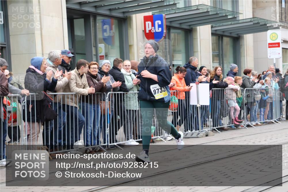 05.10.2025 - 20. swb-Marathon Bremen Strokosch-Dieckow http://msf.ph/oto/9283215 05.10.2025 11:23:51 Ziel 9733, 10774, 11190, 9733, 10774, 11190 meine-sportfotos.de