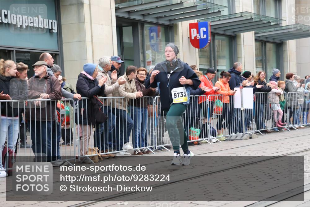 05.10.2025 - 20. swb-Marathon Bremen Strokosch-Dieckow http://msf.ph/oto/9283224 05.10.2025 11:23:52 Ziel 9733, 11190, 9733, 11190 meine-sportfotos.de
