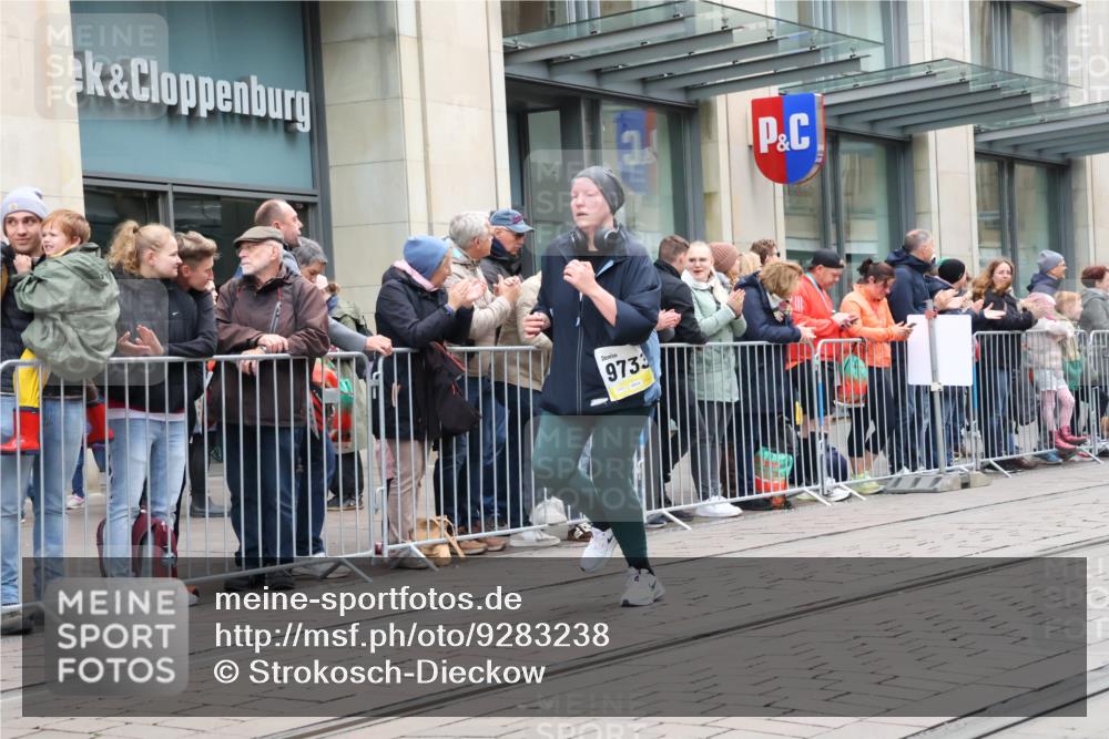 05.10.2025 - 20. swb-Marathon Bremen Strokosch-Dieckow http://msf.ph/oto/9283238 05.10.2025 11:23:52 Ziel 9733, 11190, 9733, 11190 meine-sportfotos.de