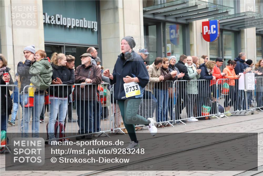 05.10.2025 - 20. swb-Marathon Bremen Strokosch-Dieckow http://msf.ph/oto/9283248 05.10.2025 11:23:52 Ziel 9733, 11190, 9733, 11190 meine-sportfotos.de