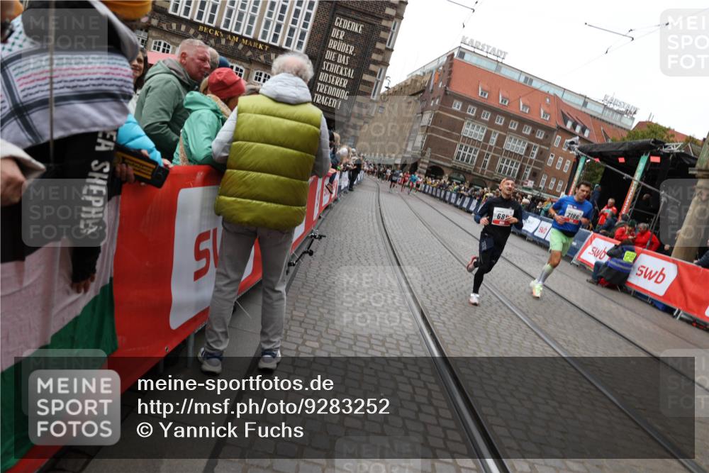 05.10.2025 - 20. swb-Marathon Bremen Yannick Fuchs http://msf.ph/oto/9283252 05.10.2025 13:00:09 Ziel 40, 689, 2186, 8351 meine-sportfotos.de