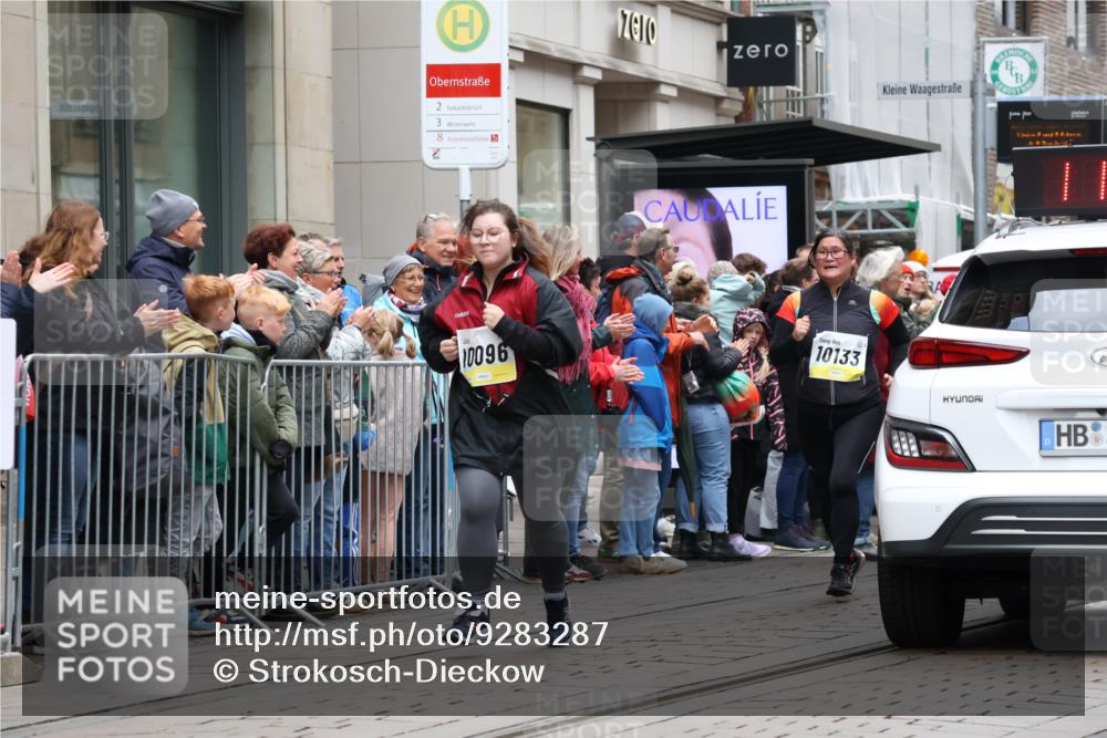 05.10.2025 - 20. swb-Marathon Bremen Strokosch-Dieckow http://msf.ph/oto/9283287 05.10.2025 11:24:29 Ziel 10096, 10133, 10096, 10133 meine-sportfotos.de