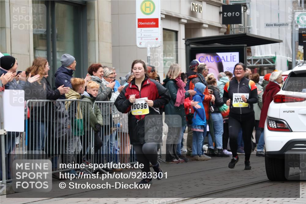 05.10.2025 - 20. swb-Marathon Bremen Strokosch-Dieckow http://msf.ph/oto/9283301 05.10.2025 11:24:29 Ziel 10096, 10133, 10096, 10133 meine-sportfotos.de