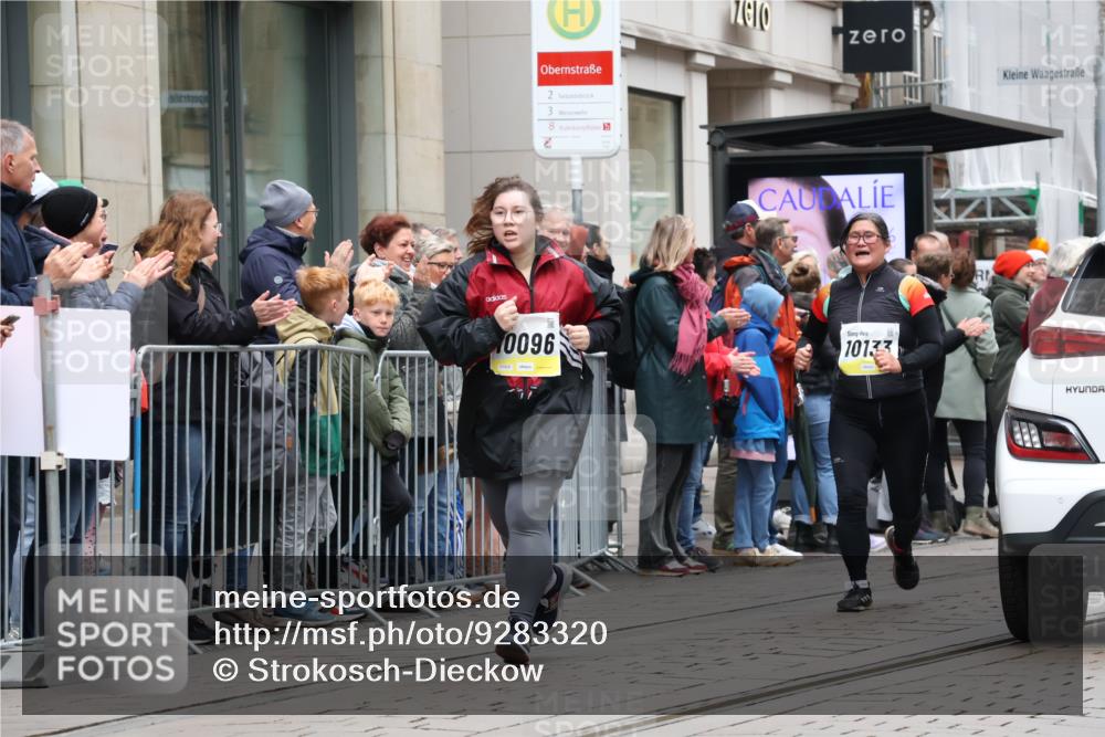 05.10.2025 - 20. swb-Marathon Bremen Strokosch-Dieckow http://msf.ph/oto/9283320 05.10.2025 11:24:29 Ziel 10096, 10133, 10096, 10133 meine-sportfotos.de