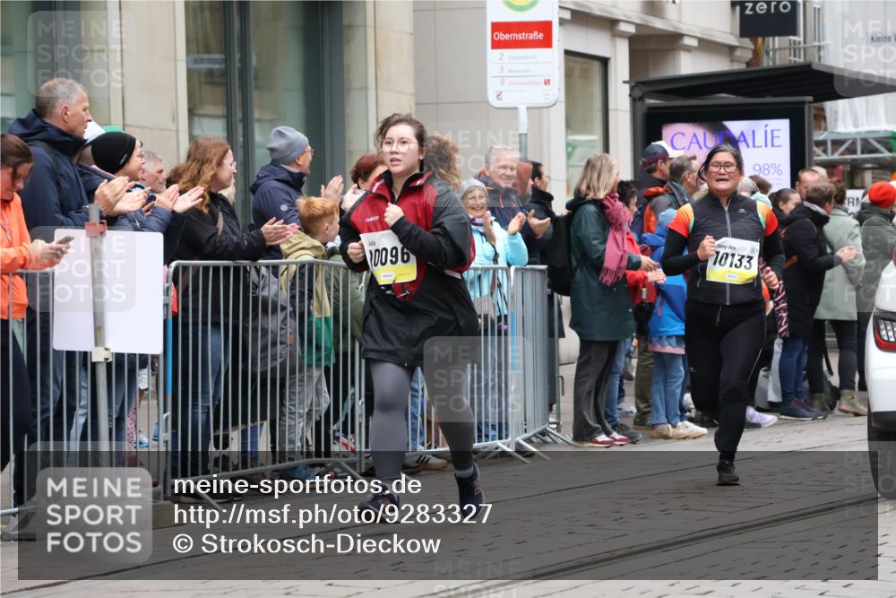 05.10.2025 - 20. swb-Marathon Bremen Strokosch-Dieckow http://msf.ph/oto/9283327 05.10.2025 11:24:30 Ziel 10096, 10133, 10096, 10133 meine-sportfotos.de