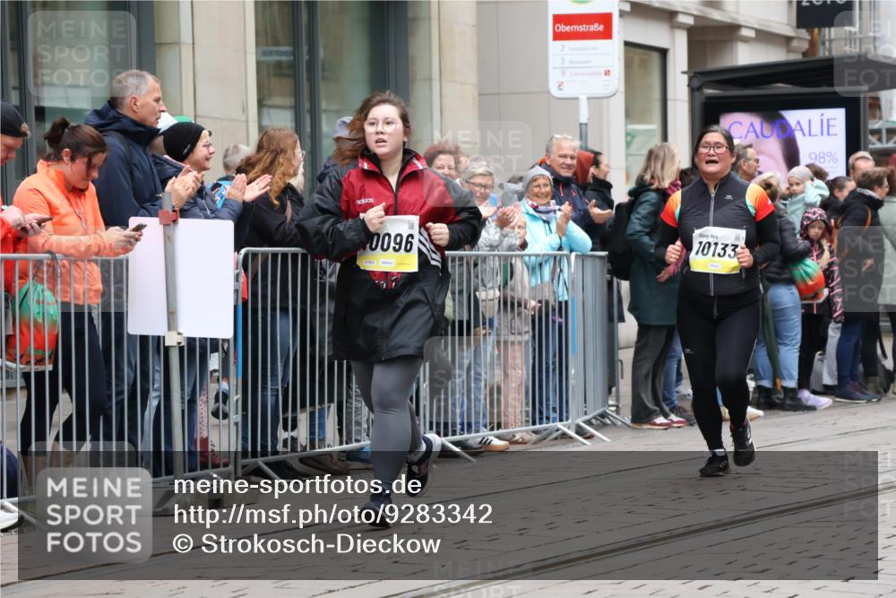 05.10.2025 - 20. swb-Marathon Bremen Strokosch-Dieckow http://msf.ph/oto/9283342 05.10.2025 11:24:30 Ziel 10096, 10133, 10096, 10133 meine-sportfotos.de