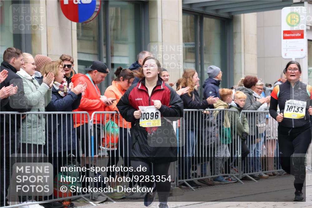 05.10.2025 - 20. swb-Marathon Bremen Strokosch-Dieckow http://msf.ph/oto/9283354 05.10.2025 11:24:31 Ziel 10096, 10133, 10096, 10133 meine-sportfotos.de