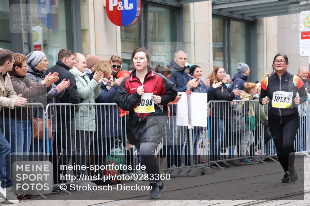 05.10.2025 - 20. swb-Marathon Bremen Strokosch-Dieckow http://msf.ph/oto/9283360 05.10.2025 11:24:31 Ziel 10096, 10133, 10096, 10133 meine-sportfotos.de