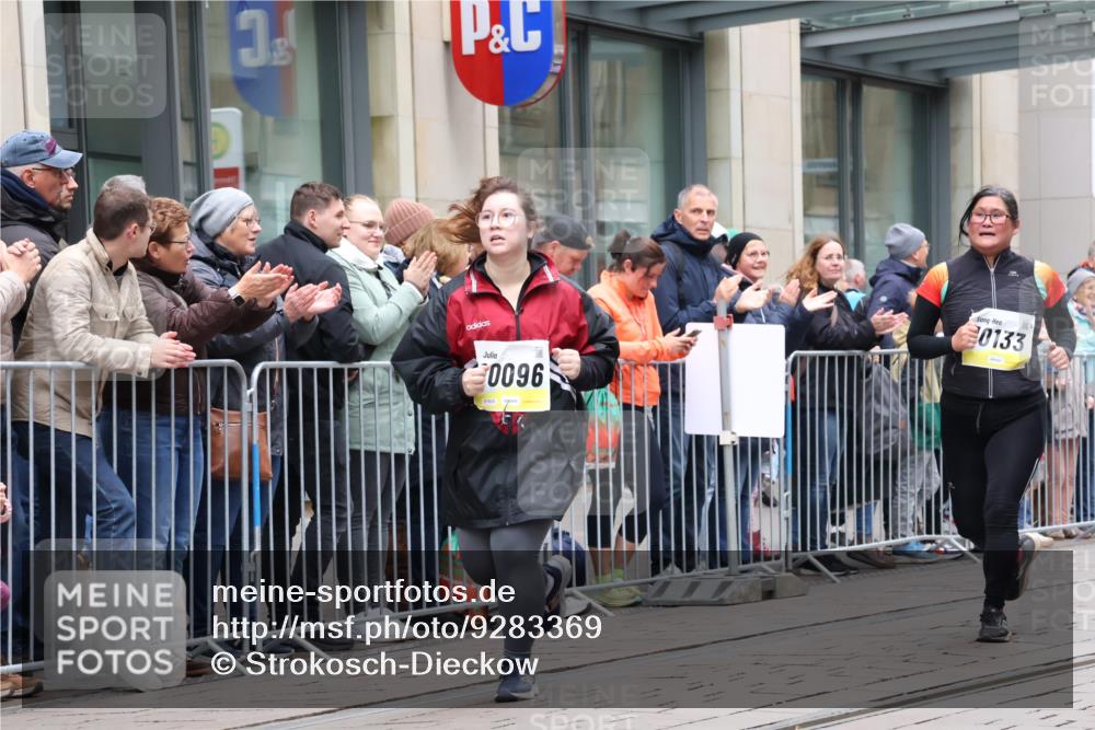 05.10.2025 - 20. swb-Marathon Bremen Strokosch-Dieckow http://msf.ph/oto/9283369 05.10.2025 11:24:31 Ziel 10096, 10133, 10096, 10133 meine-sportfotos.de