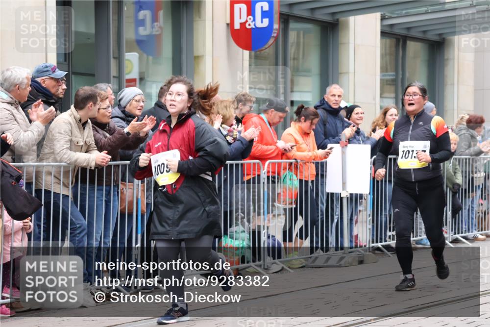 05.10.2025 - 20. swb-Marathon Bremen Strokosch-Dieckow http://msf.ph/oto/9283382 05.10.2025 11:24:32 Ziel 10096, 10133, 10096, 10133 meine-sportfotos.de