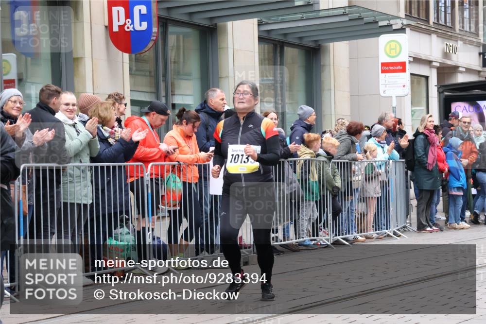 05.10.2025 - 20. swb-Marathon Bremen Strokosch-Dieckow http://msf.ph/oto/9283394 05.10.2025 11:24:32 Ziel 10096, 10133, 10096, 10133 meine-sportfotos.de