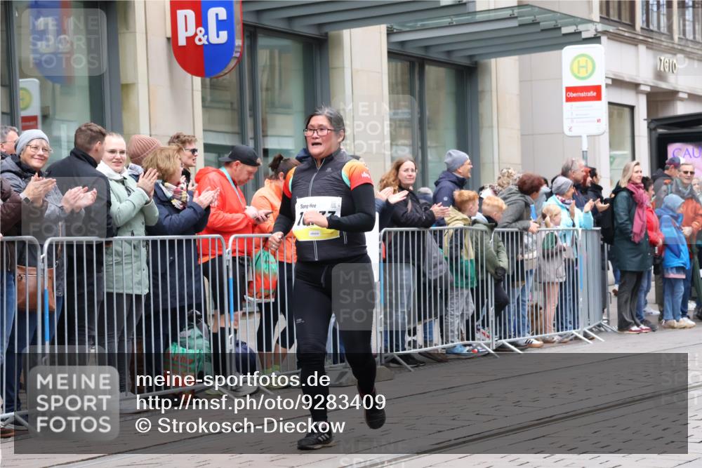 05.10.2025 - 20. swb-Marathon Bremen Strokosch-Dieckow http://msf.ph/oto/9283409 05.10.2025 11:24:32 Ziel 10096, 10133, 10096, 10133 meine-sportfotos.de