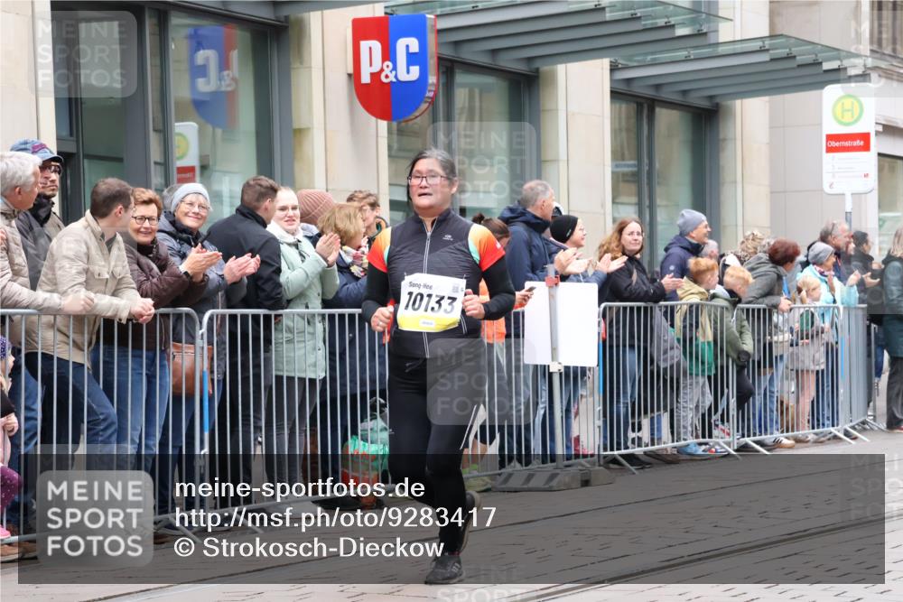 05.10.2025 - 20. swb-Marathon Bremen Strokosch-Dieckow http://msf.ph/oto/9283417 05.10.2025 11:24:33 Ziel 10096, 10133, 10096, 10133 meine-sportfotos.de