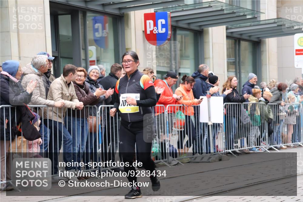 05.10.2025 - 20. swb-Marathon Bremen Strokosch-Dieckow http://msf.ph/oto/9283434 05.10.2025 11:24:33 Ziel 10096, 10133, 10096, 10133 meine-sportfotos.de