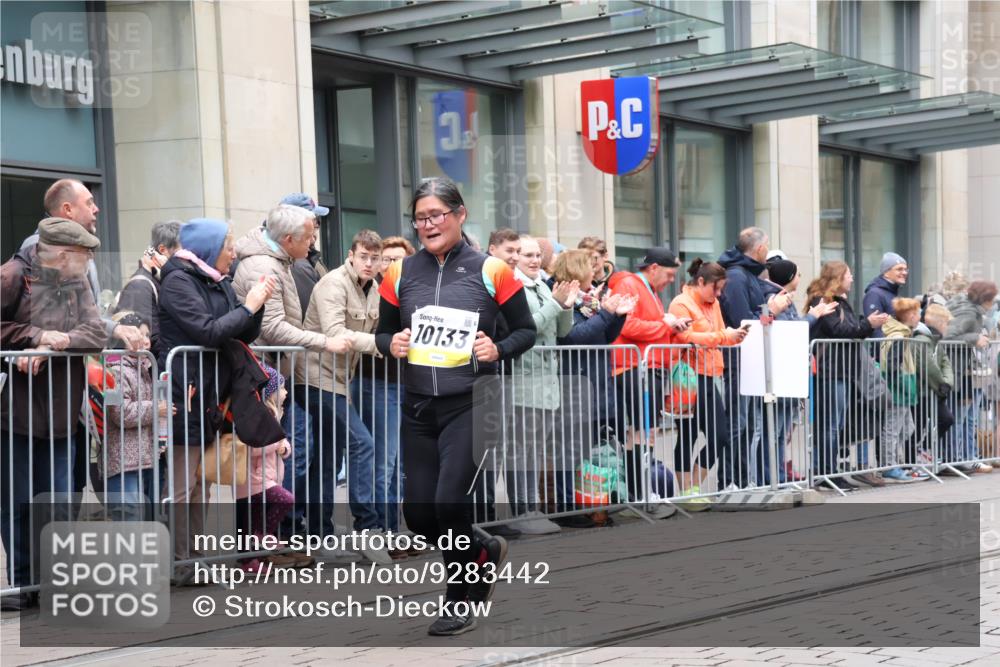 05.10.2025 - 20. swb-Marathon Bremen Strokosch-Dieckow http://msf.ph/oto/9283442 05.10.2025 11:24:33 Ziel 10096, 10133, 10096, 10133 meine-sportfotos.de